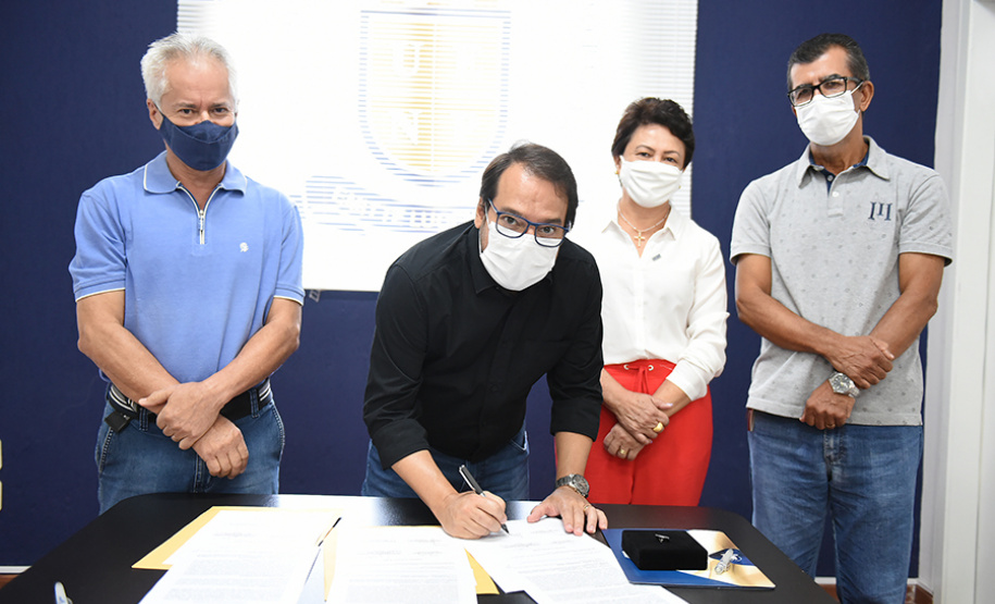 UENP recebe doação do acervo Celso Rossi com 10 mil fotos históricas de Jacarezinho