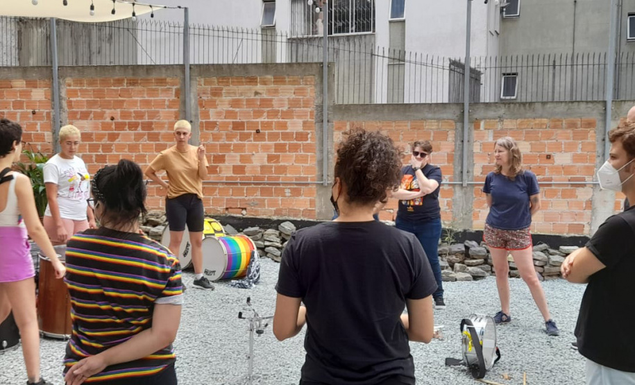 Performance premiada no 67º Salão Paranaense homenageia a travesti curitibana Gilda com cortejo carnavalesco