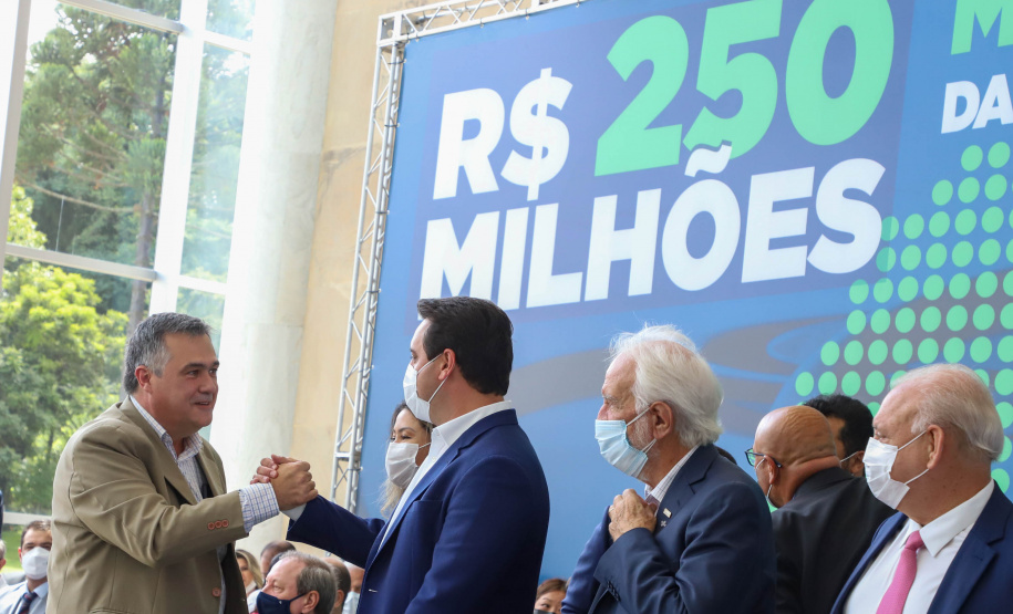 Investimento recorde na Saúde prevê mais de 300 obras e entrega de 744 veículos para municípios do Paraná