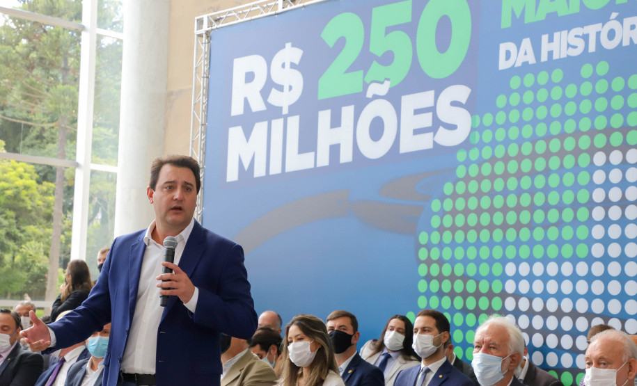 Investimento recorde na Saúde prevê mais de 300 obras e entrega de 744 veículos para municípios do Paraná