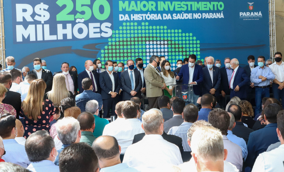 Investimento recorde na Saúde prevê mais de 300 obras e entrega de 744 veículos para municípios do Paraná