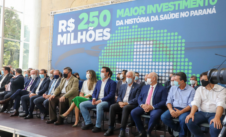 Investimento recorde na Saúde prevê mais de 300 obras e entrega de 744 veículos para municípios do Paraná