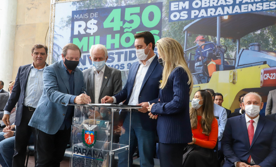 Governador Carlos Massa Ratinho Junior Libera 420 Milhoes para açoes de Desenvolvimento Urbano em quase 300 Municipios do Estado. Foto: Ari Dias/ AEN.