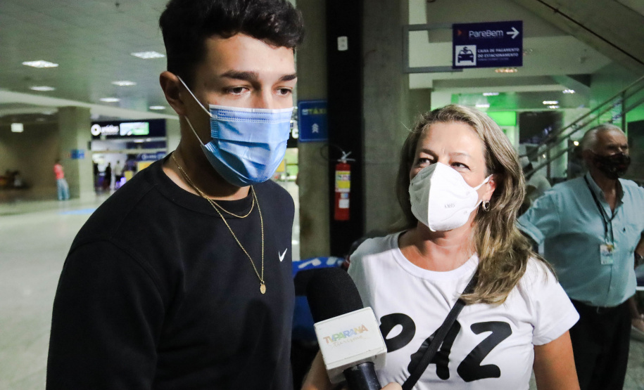 Repatriado da Ucrânia - Murilo Koefendee Maia, jogador de futebol, com a mãe Angélica Maia e o pai Juarez Maia - Curitiba, 11/03/2022