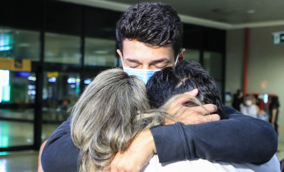 Repatriado da Ucrânia - Murilo Koefendee Maia, jogador de futebol, com a mãe Angélica Maia e o pai Juarez Maia - Curitiba, 11/03/2022