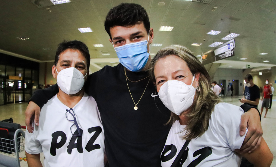 Repatriado da Ucrânia - Murilo Koefendee Maia, jogador de futebol, com a mãe Angélica Maia e o pai Juarez Maia - Curitiba, 11/03/2022