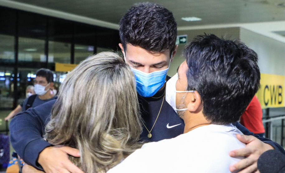 Repatriado da Ucrânia - Murilo Koefendee Maia, jogador de futebol, com a mãe Angélica Maia e o pai Juarez Maia - Curitiba, 11/03/2022