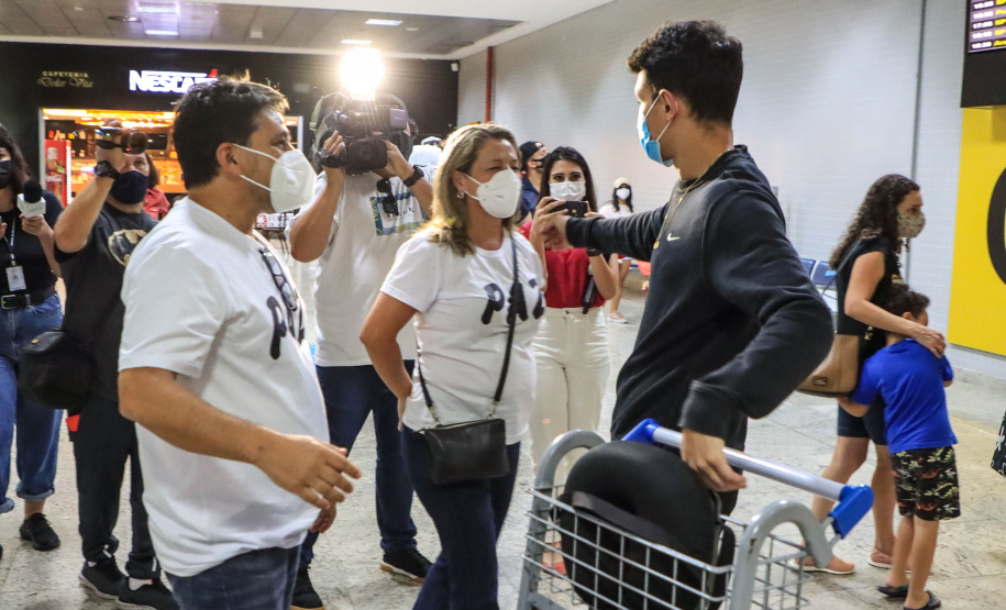 Repatriado da Ucrânia - Murilo Koefendee Maia, jogador de futebol, com a mãe Angélica Maia e o pai Juarez Maia - Curitiba, 11/03/2022