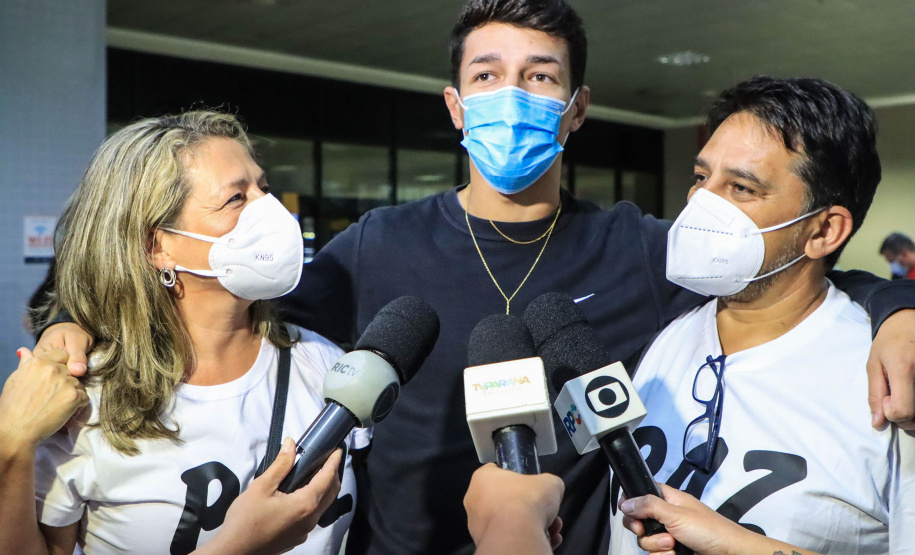 Repatriado da Ucrânia - Murilo Koefendee Maia, jogador de futebol, com a mãe Angélica Maia e o pai Juarez Maia - Curitiba, 11/03/2022