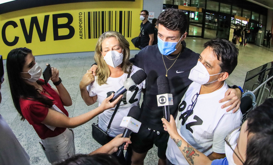 Repatriado da Ucrânia - Murilo Koefendee Maia, jogador de futebol, com a mãe Angélica Maia e o pai Juarez Maia - Curitiba, 11/03/2022