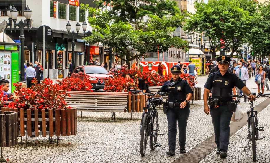 Nove dias após liberação das máscaras em ambientes externos, números da pandemia seguem em queda