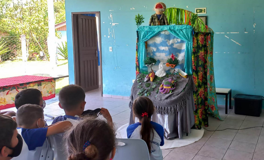 Portos do Paraná leva teatro sobre preservação de manguezais para comunidades ilhadas