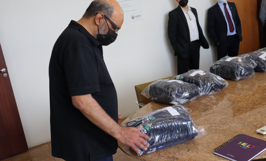 Fazenda entrega novos uniformes aos auditores fiscais da Receita Estadual