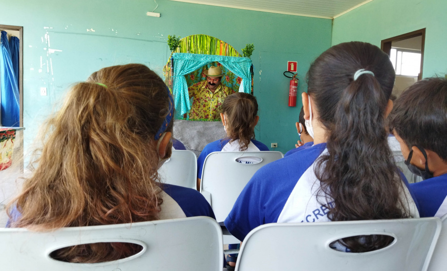Portos do Paraná leva teatro sobre preservação de manguezais para comunidades ilhadas