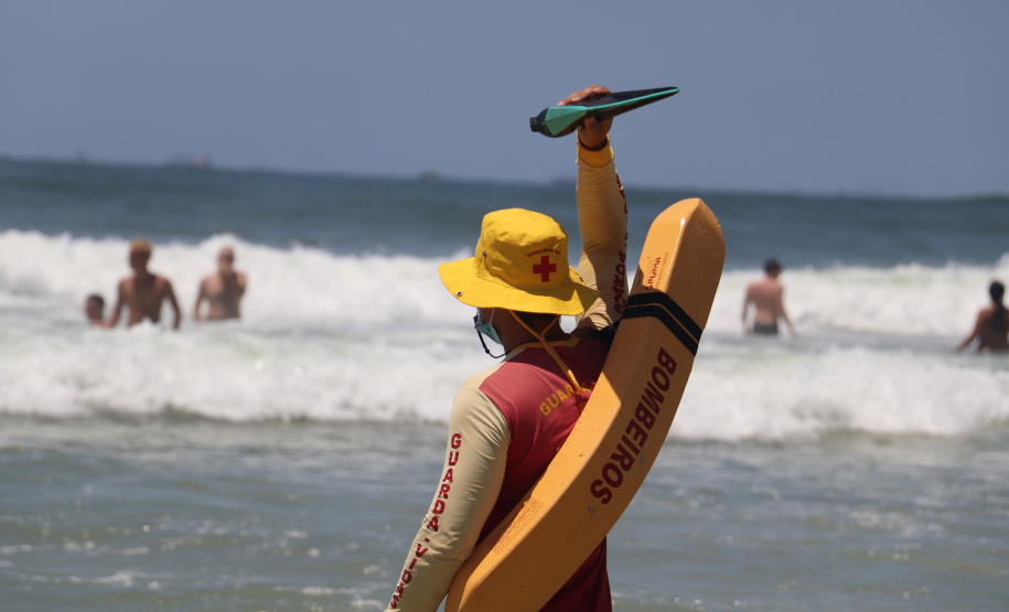 Prevenção a afogamentos e salvamentos do Corpo de Bombeiros no Litoral marcam Verão Paraná 2021/2022