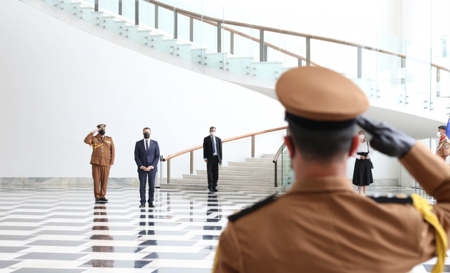 Investimento em infraestrutura paranaense é destaque em encontro do vice-governador com representantes da Suíça