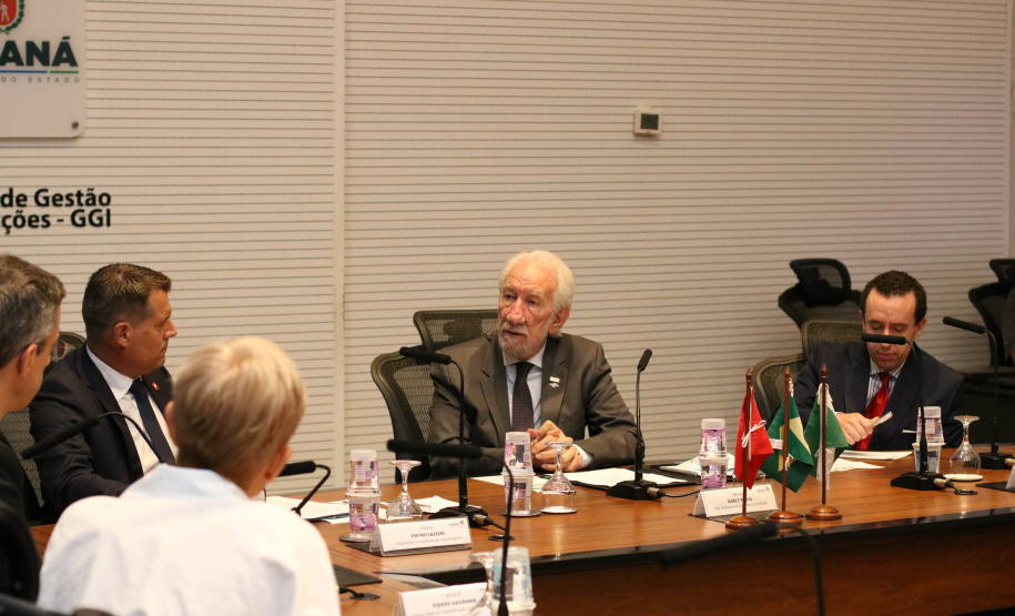 Investimento em infraestrutura paranaense é destaque em encontro do vice-governador com representantes da Suíça