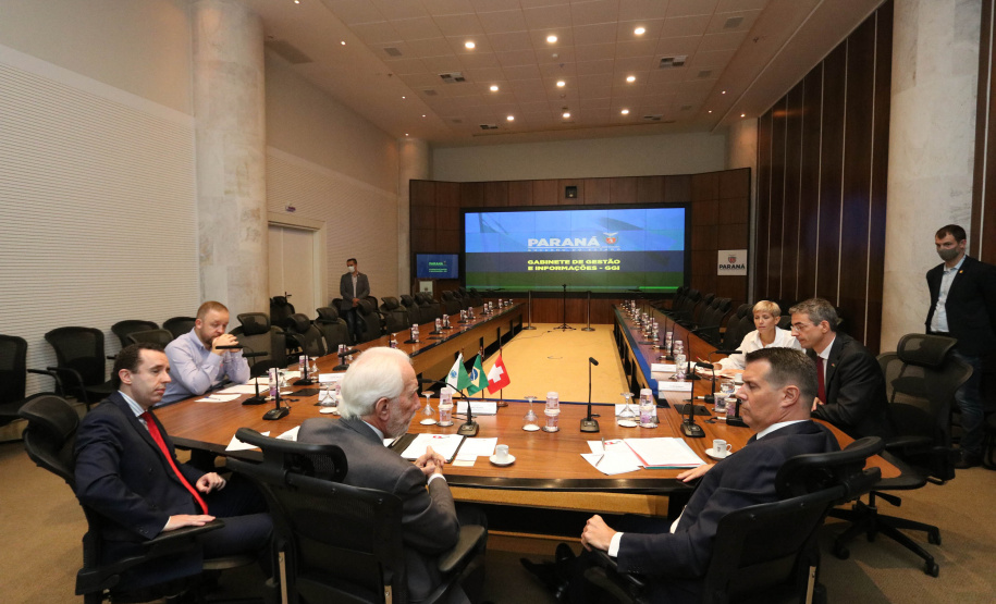 Investimento em infraestrutura paranaense é destaque em encontro do vice-governador com representantes da Suíça