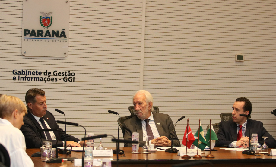 Investimento em infraestrutura paranaense é destaque em encontro do vice-governador com representantes da Suíça