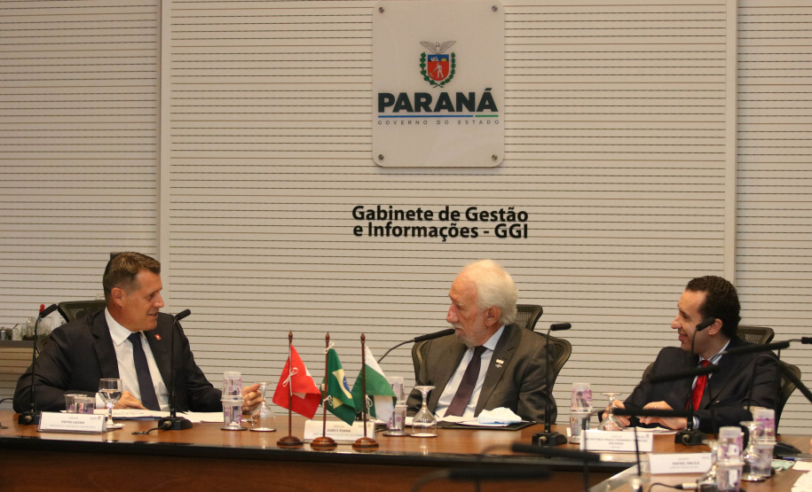 Investimento em infraestrutura paranaense é destaque em encontro do vice-governador com representantes da Suíça