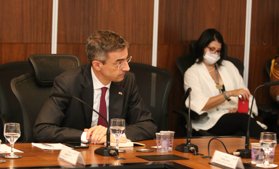 Investimento em infraestrutura paranaense é destaque em encontro do vice-governador com representantes da Suíça