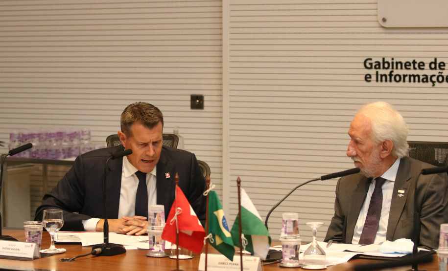 Investimento em infraestrutura paranaense é destaque em encontro do vice-governador com representantes da Suíça