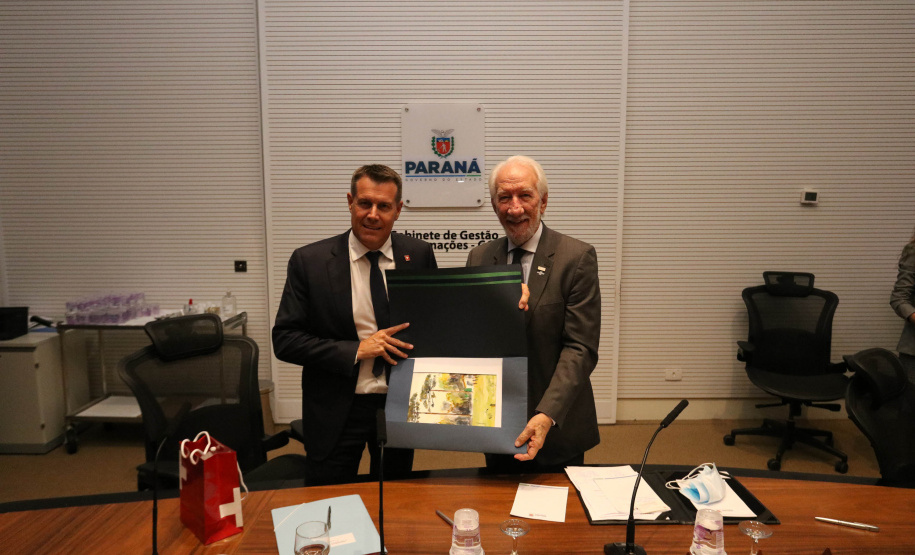 Investimento em infraestrutura paranaense é destaque em encontro do vice-governador com representantes da Suíça