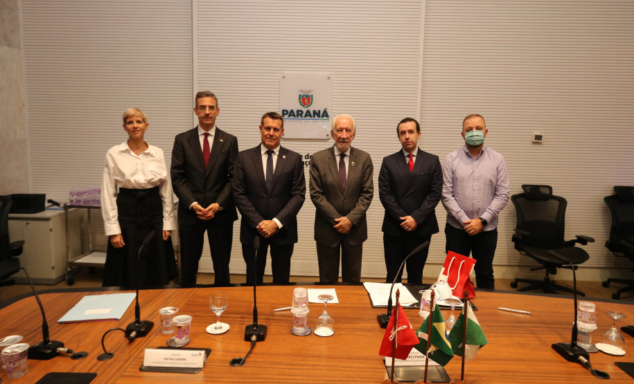 Investimento em infraestrutura paranaense é destaque em encontro do vice-governador com representantes da Suíça