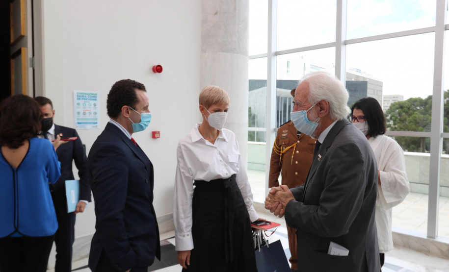 Investimento em infraestrutura paranaense é destaque em encontro do vice-governador com representantes da Suíça