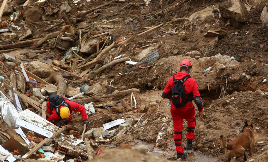 Bombeiros do Paraná concluem participação nas buscas por vítimas em Petrópolis, no Rio