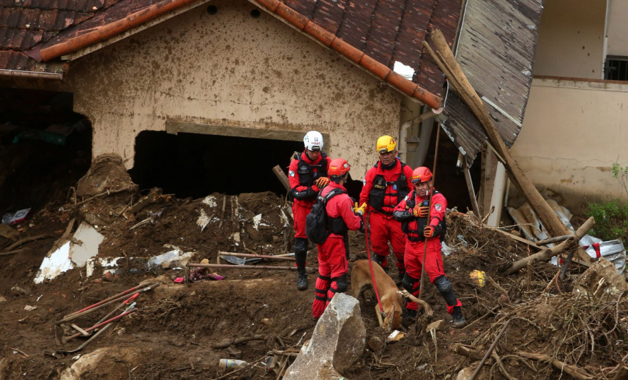 Bombeiros do Paraná concluem participação nas buscas por vítimas em Petrópolis, no Rio