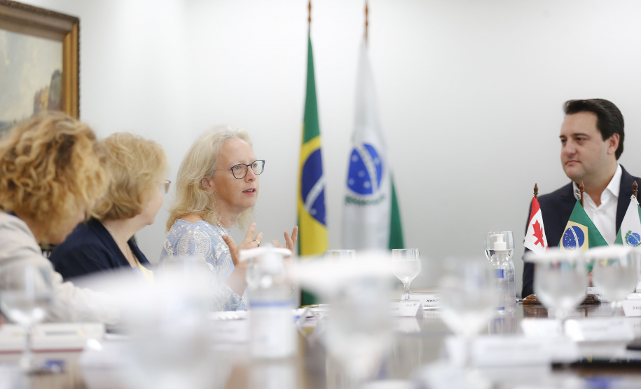 O governador Carlos Massa Ratinho Junior recebe nesta quarta-feira (30), no Palácio Iguaçu, Embaixadora do Canadá no Brasil, Jennifer May - Curitiba, 30/03/2022