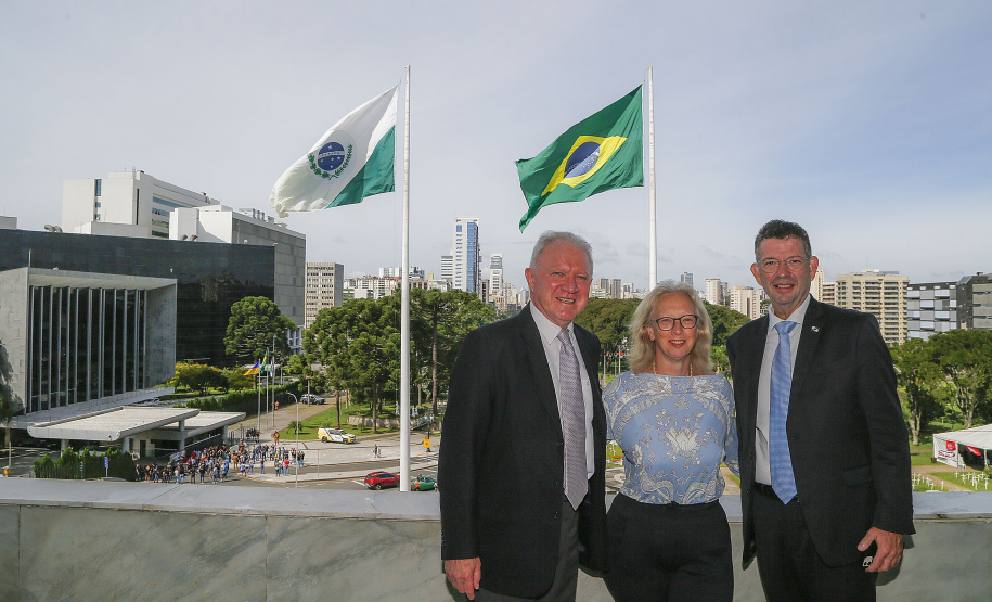 O governador Carlos Massa Ratinho Junior recebe nesta quarta-feira (30), no Palácio Iguaçu, Embaixadora do Canadá no Brasil, Jennifer May - Curitiba, 30/03/2022