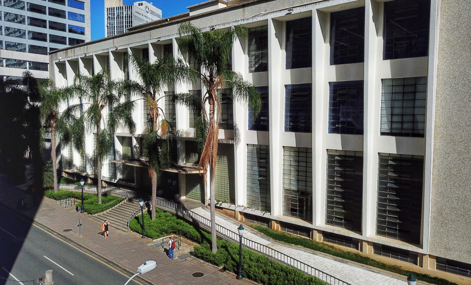 Biblioteca Pública do Paraná comemora 165 anos com programação especial