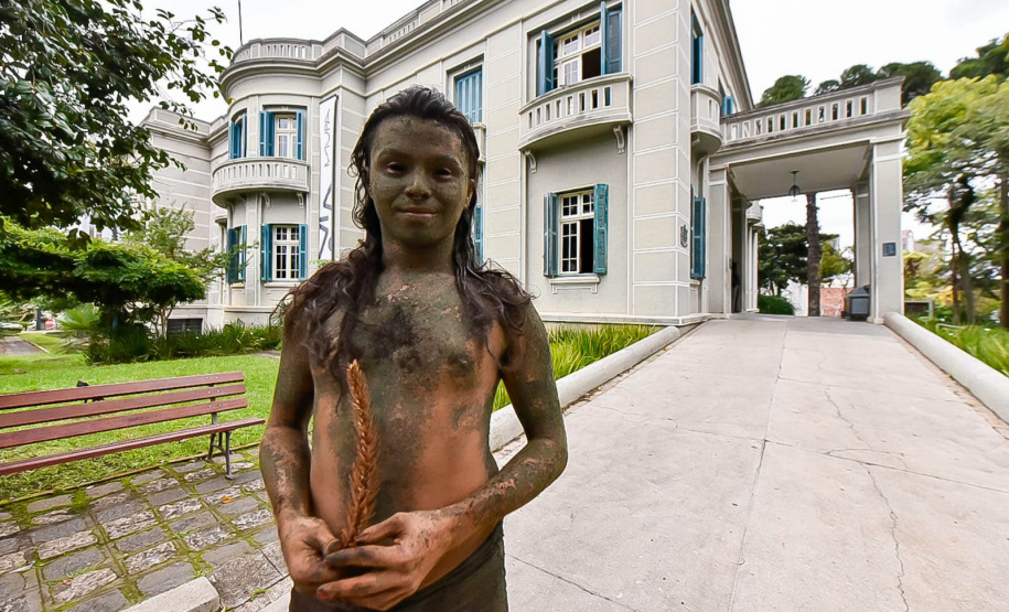 Museu Paranaense: performance de artista indígena contemporânea surpreende no Centro Histórico -  Curitiba, 20/03/2022