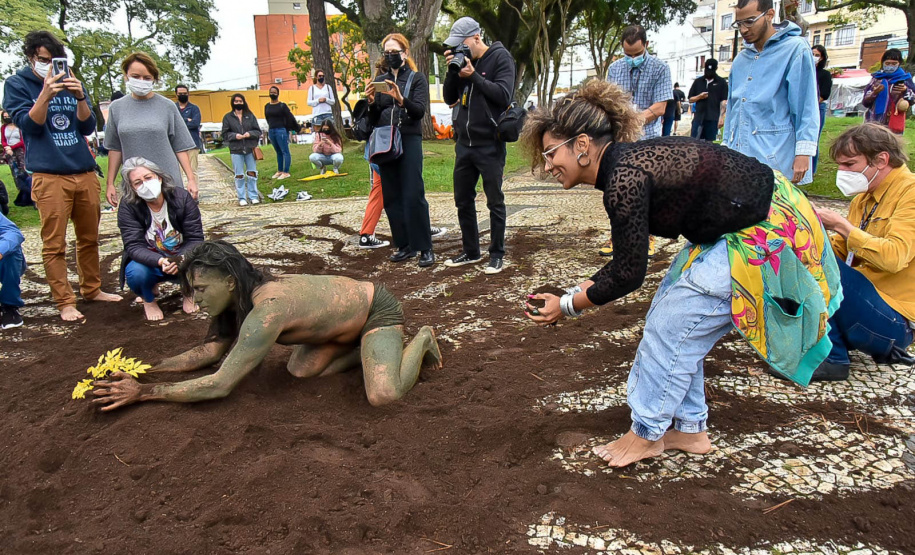 performance de artista indígena contemporânea surpreende no Centro Histórico