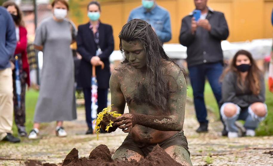 performance de artista indígena contemporânea surpreende no Centro Histórico