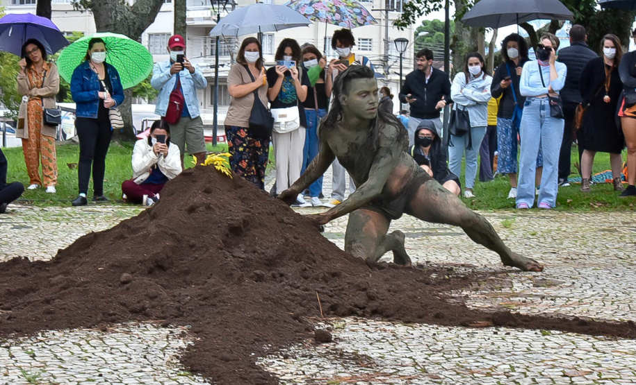 performance de artista indígena contemporânea surpreende no Centro Histórico