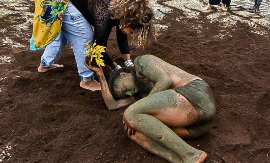 Museu Paranaense: performance de artista indígena contemporânea surpreende no Centro Histórico -  Curitiba, 20/03/2022