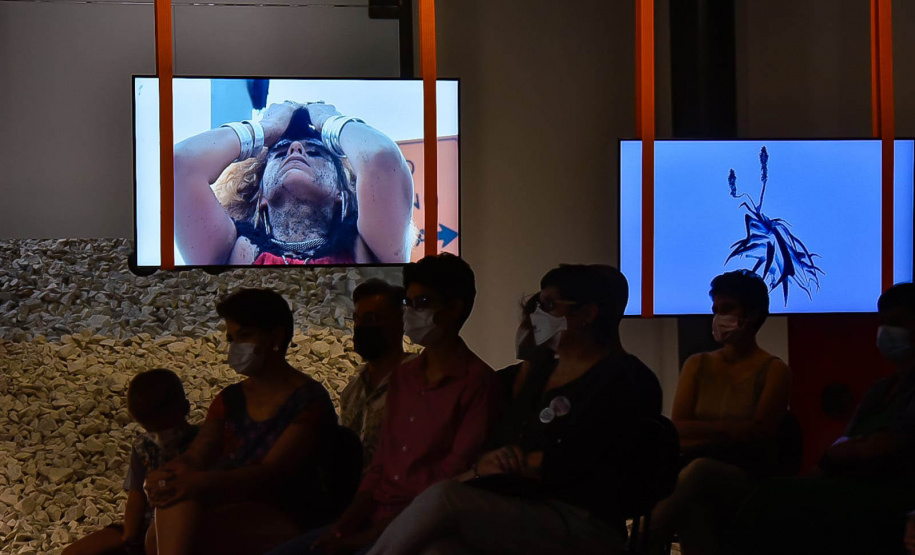 Museu Paranaense: performance de artista indígena contemporânea surpreende no Centro Histórico -  Curitiba, 20/03/2022