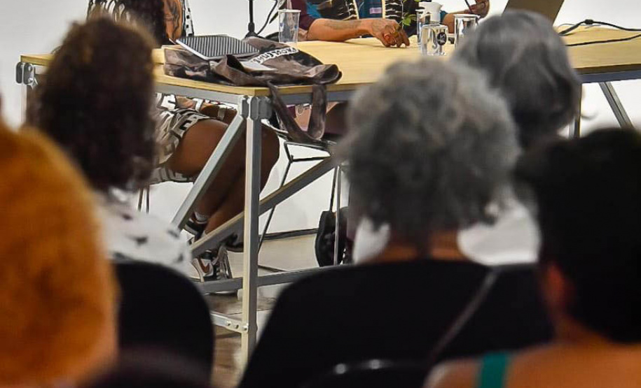 Museu Paranaense: performance de artista indígena contemporânea surpreende no Centro Histórico -  Curitiba, 20/03/2022