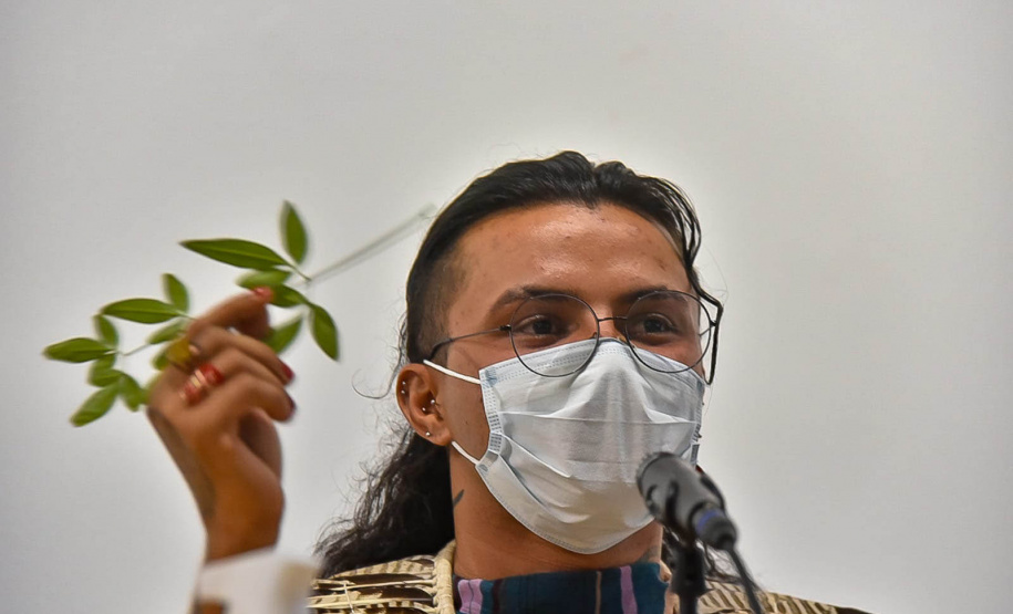Museu Paranaense: performance de artista indígena contemporânea surpreende no Centro Histórico -  Curitiba, 20/03/2022