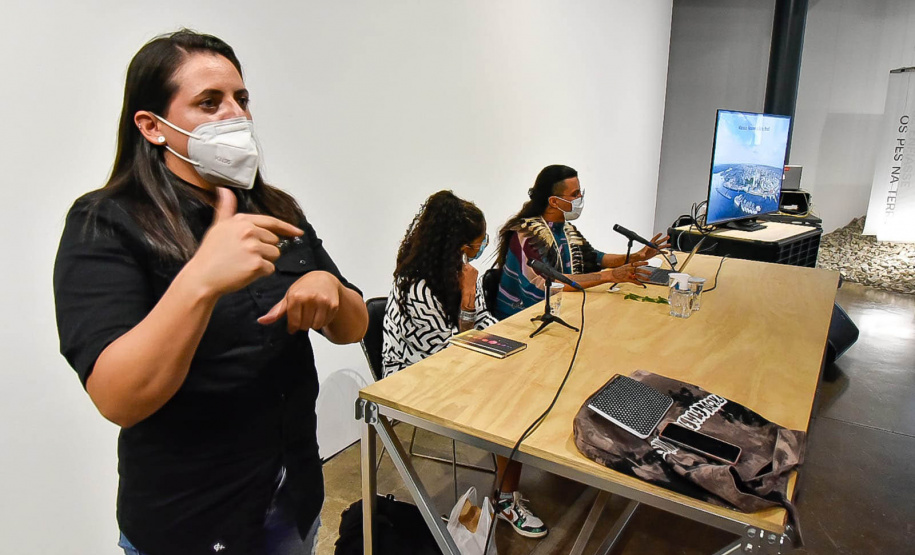 Museu Paranaense: performance de artista indígena contemporânea surpreende no Centro Histórico -  Curitiba, 20/03/2022