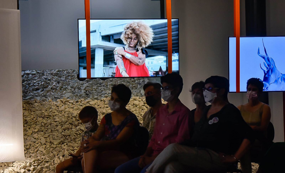 Museu Paranaense: performance de artista indígena contemporânea surpreende no Centro Histórico -  Curitiba, 20/03/2022