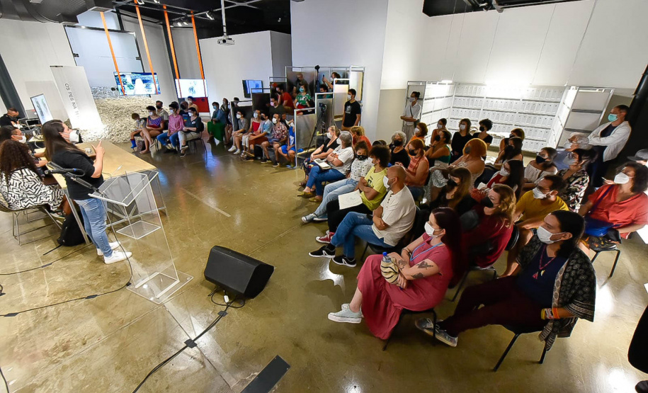 Museu Paranaense: performance de artista indígena contemporânea surpreende no Centro Histórico -  Curitiba, 20/03/2022