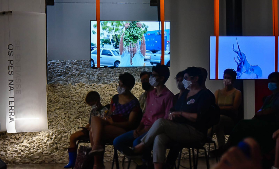 Museu Paranaense: performance de artista indígena contemporânea surpreende no Centro Histórico -  Curitiba, 20/03/2022