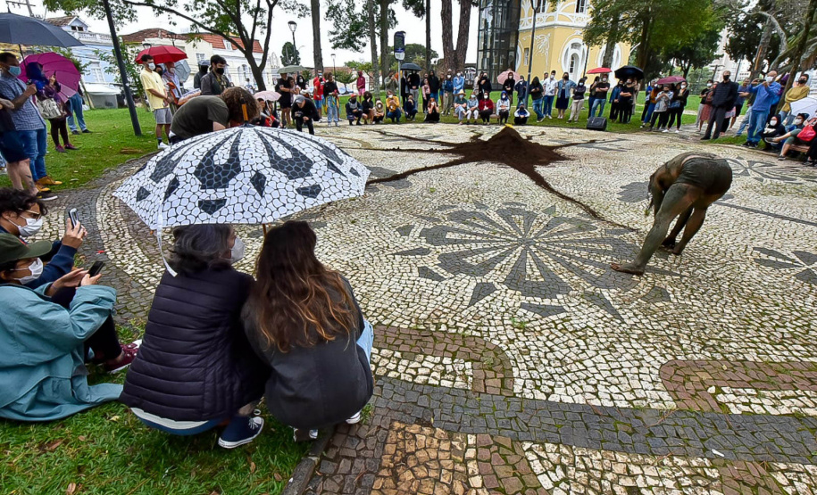 performance de artista indígena contemporânea surpreende no Centro Histórico