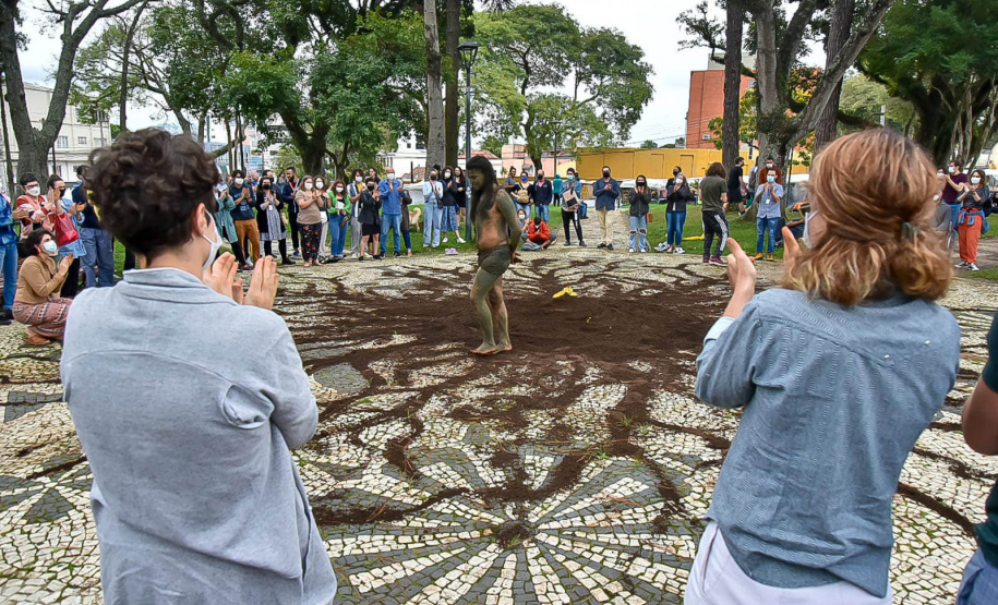 performance de artista indígena contemporânea surpreende no Centro Histórico