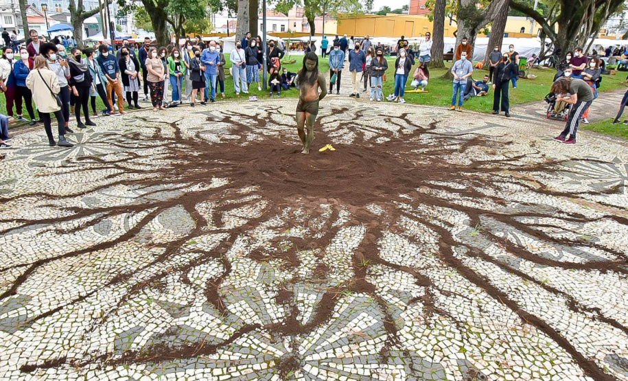 performance de artista indígena contemporânea surpreende no Centro Histórico
