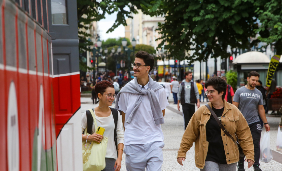 Nove dias após liberação das máscaras em ambientes externos, números da pandemia seguem em queda